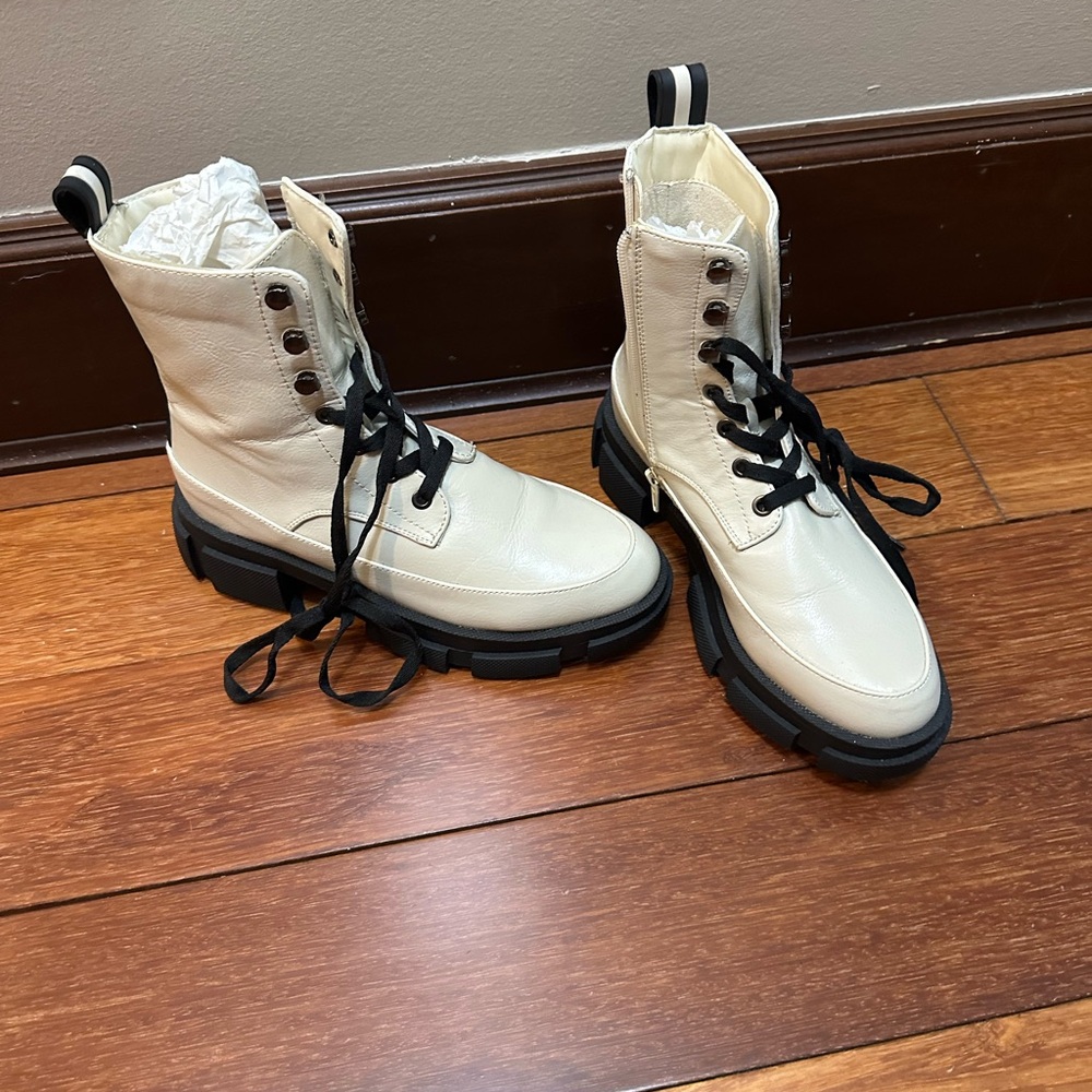 🆕BCBGeneration women boots new